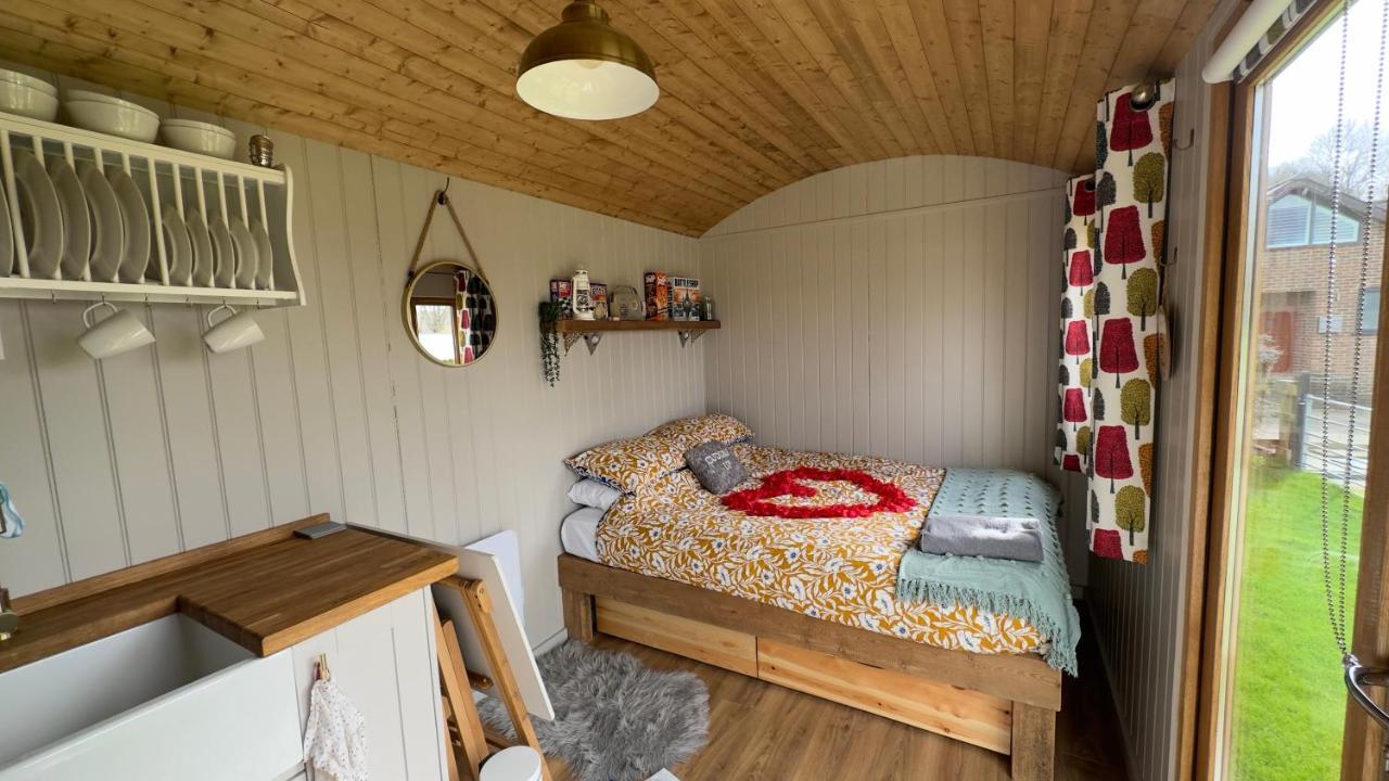 Shepherds Hut At Cedar Gables Lamberhurst Exterior foto